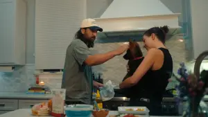 Задник до фильму"Noah Kahan: Out of Body" #773578