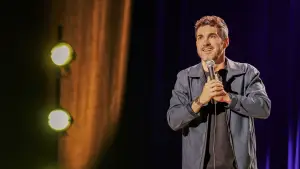 Задник до фильму"Mark Normand: None Too Pleased" #772606