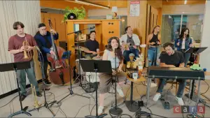 Задник до фильму"Alessia Cara: Giant Desk Concert" #916386