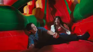 Задник до фильму"How to Lose a Popularity Contest" #801651