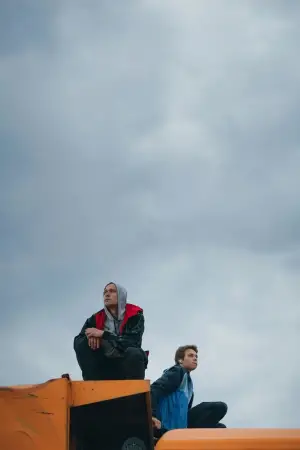 Постер до фильму"Кончится лето" #728915