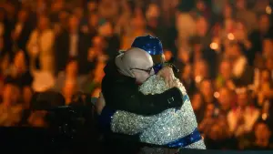 Задник до фильму"Elton John: Never Too Late" #792387