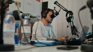 Задник до фильму"Radio Gwen" #778798