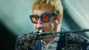 Задник до фильму"Elton John: Never Too Late" #792380