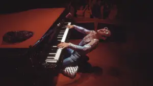 Задник до фильму"Elton John: Never Too Late" #792372