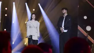 Задник до фильму"La fête de la chanson française - 20 ans d