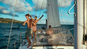 Задник до фильму"Segeljungs - Mit Null Ahnung um die Welt" #784495