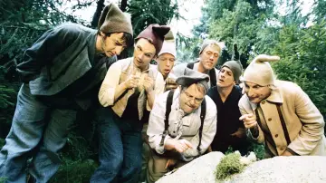 Задник до фильму"7 Zwerge - Männer allein im Wald" #381494