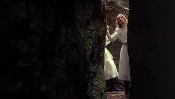 Задник до фильму"Пікнік біля Висячої скелі" #231033