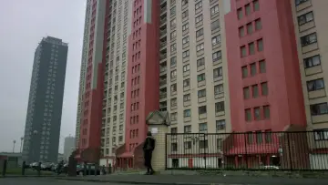 Задник до фильму"Житловий комплекс «Ред Роуд»" #1122916
