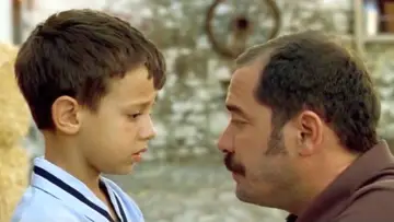 Задник до фильму"Babam ve Oğlum" #389497