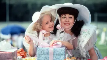 Задник до фільму "Mommie Dearest" #355851