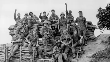 Задник до фильму"Hamburger Hill" #280382