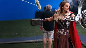 Задник до фільму "Marvel Studios Assembled: The Making of Thor: Love and Thunder" #1650076
