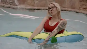 Задник до фільму "Bikini Hackers" #1617449