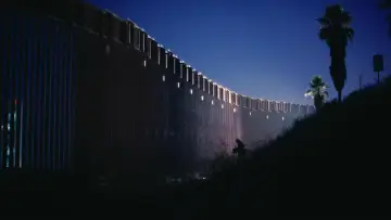 Задник до фильму"Одна битва за іншою" #828032
