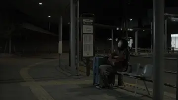 夜明けまでバス停で постер