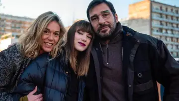 Mia постер