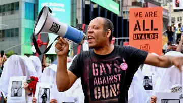 Задник до фільму "Gays Against Guns" #1888519