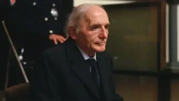 Задник до фільму "Klaus Barbie, sur les traces d