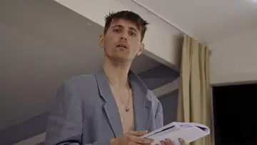 Задник до фільму "L