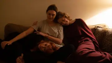 Задник до фильму"Його три доньки" #641316