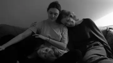 Задник до фильму"Його три доньки" #641332