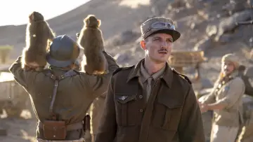 Задник до фильму"La Bataille De Gaulle, film 1 : L