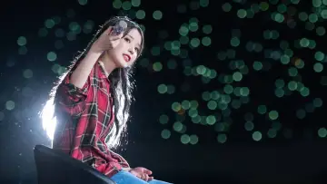 Задник до фільму "아이유 콘서트 : 더 골든 아워" #392560