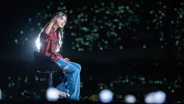 Задник до фільму "아이유 콘서트 : 더 골든 아워" #392562