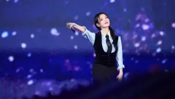 Задник до фільму "아이유 콘서트 : 더 골든 아워" #392563