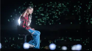 Задник до фільму "아이유 콘서트 : 더 골든 아워" #392564