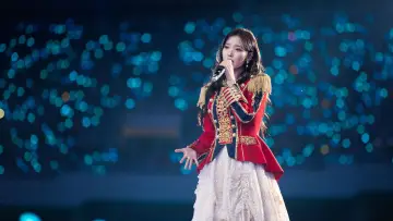 Задник до фільму "아이유 콘서트 : 더 골든 아워" #452484