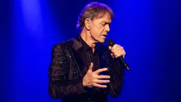 Задник до фильму"Cliff Richard: The Blue Sapphire Tour 2023" #416577