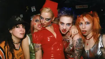 Задник до фильму"Pretty Ugly: The Story of the Lunachicks" #776919