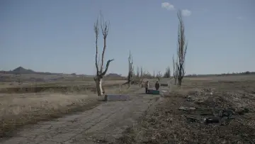 Задник до фільму "Сірі бджоли" #694424