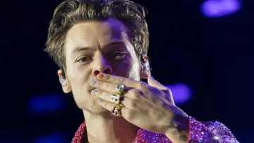 Задник до фильму"Harry Styles: The Story of His Life" #985107