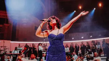 Задник до фильму"RAYE at the Royal Albert Hall" #198396