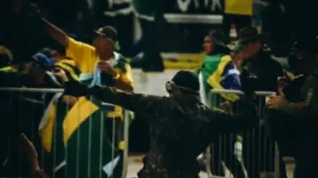 Задник до фильму"8/1 – A Democracia Resiste" #984410