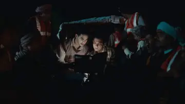 Задник до фільму "होमबाउंड" #586215