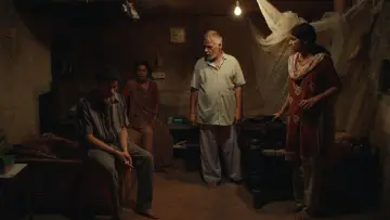 Задник до фільму "होमबाउंड" #586225