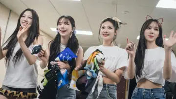Задник до фильму"에스파: 마이 퍼스트 페이지" #1015804