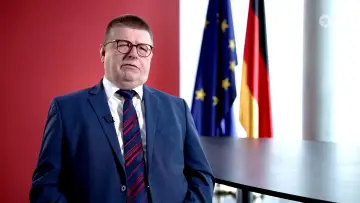 Задник до фильму"Judenhass: Unser Leben nach dem 7. Oktober" #200019