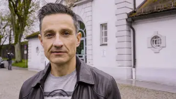 Задник до фільму "Вбивство на паркінгу — Хто вбив Шарлотту Бьорінгер?" #413078