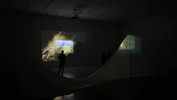 Задник до фильму"A Conversation with the Sun (Installation)" #985124