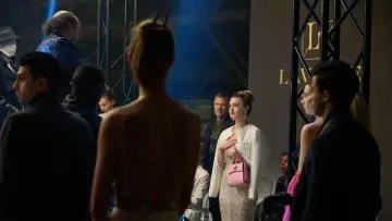 Задник до фильму"Crimes of Fashion: Killer Clutch" #409745