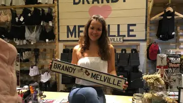 Задник до фильму"Brandy Hellville & the Cult of Fast Fashion" #443453