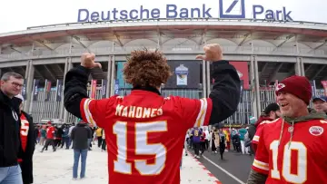 Задник до фильму"Deutschland im Football Fieber - Der Wahnsinn hinter dem Mega-Event" #366887