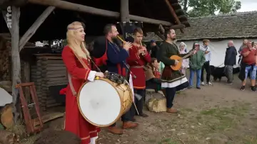 Задник до фільму "Rechtsextreme in der Wikingerszene" #356657