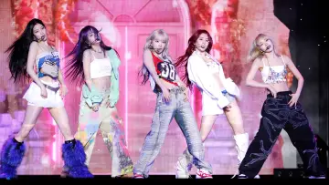 Задник до фильму"LE SSERAFIM COMEBACK SHOWCASE ‘EASY’" #368740